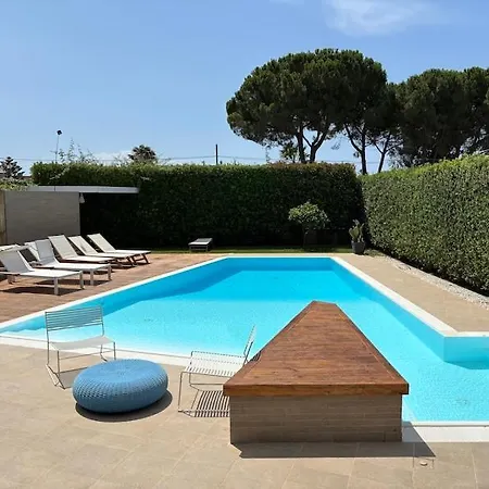 Luxury Swimming Pool *