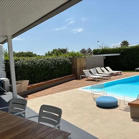 Luxury Swimming Pool *